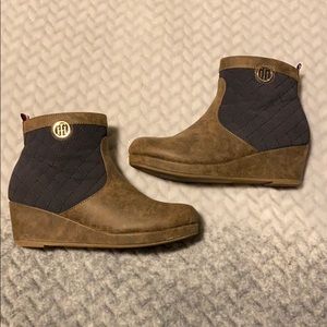 TOMMY HILFIGER WEDGES